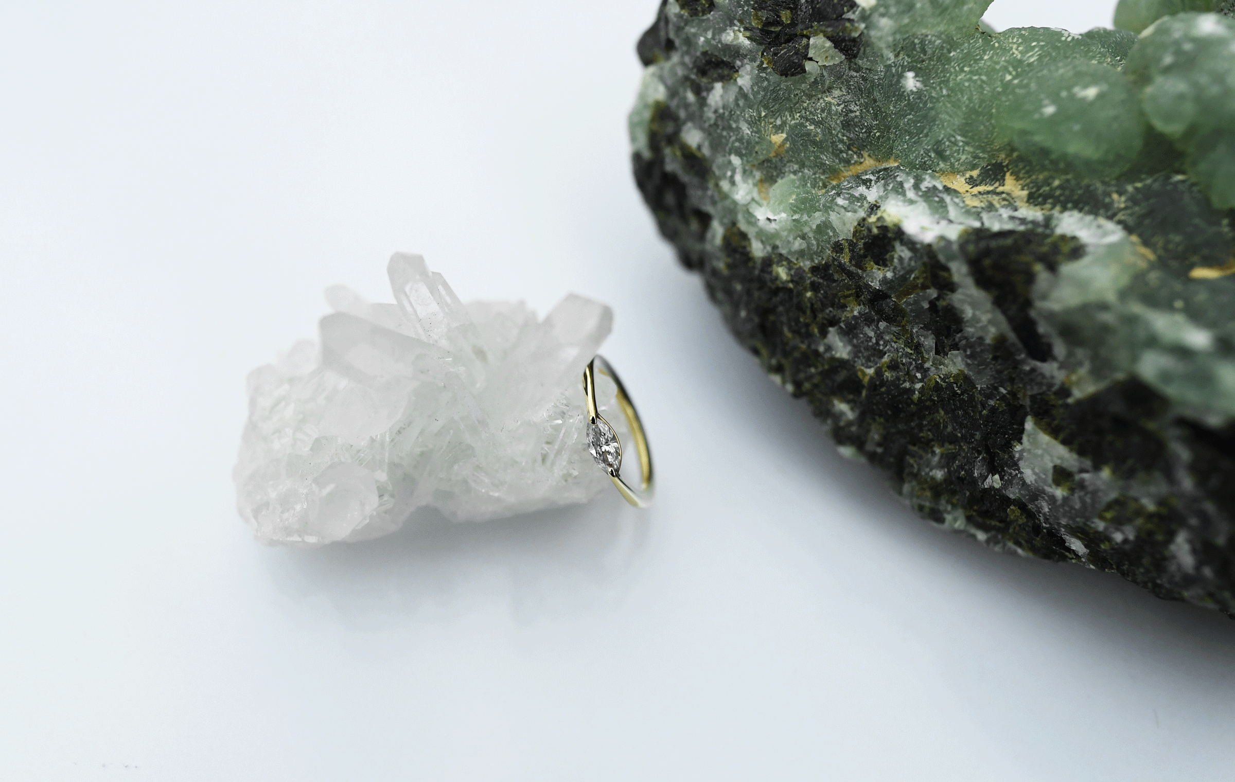シンプルなマーキスカットのダイヤモンドを使用した婚約指輪/エンゲージリングのオーダーメイドサンプルになります
