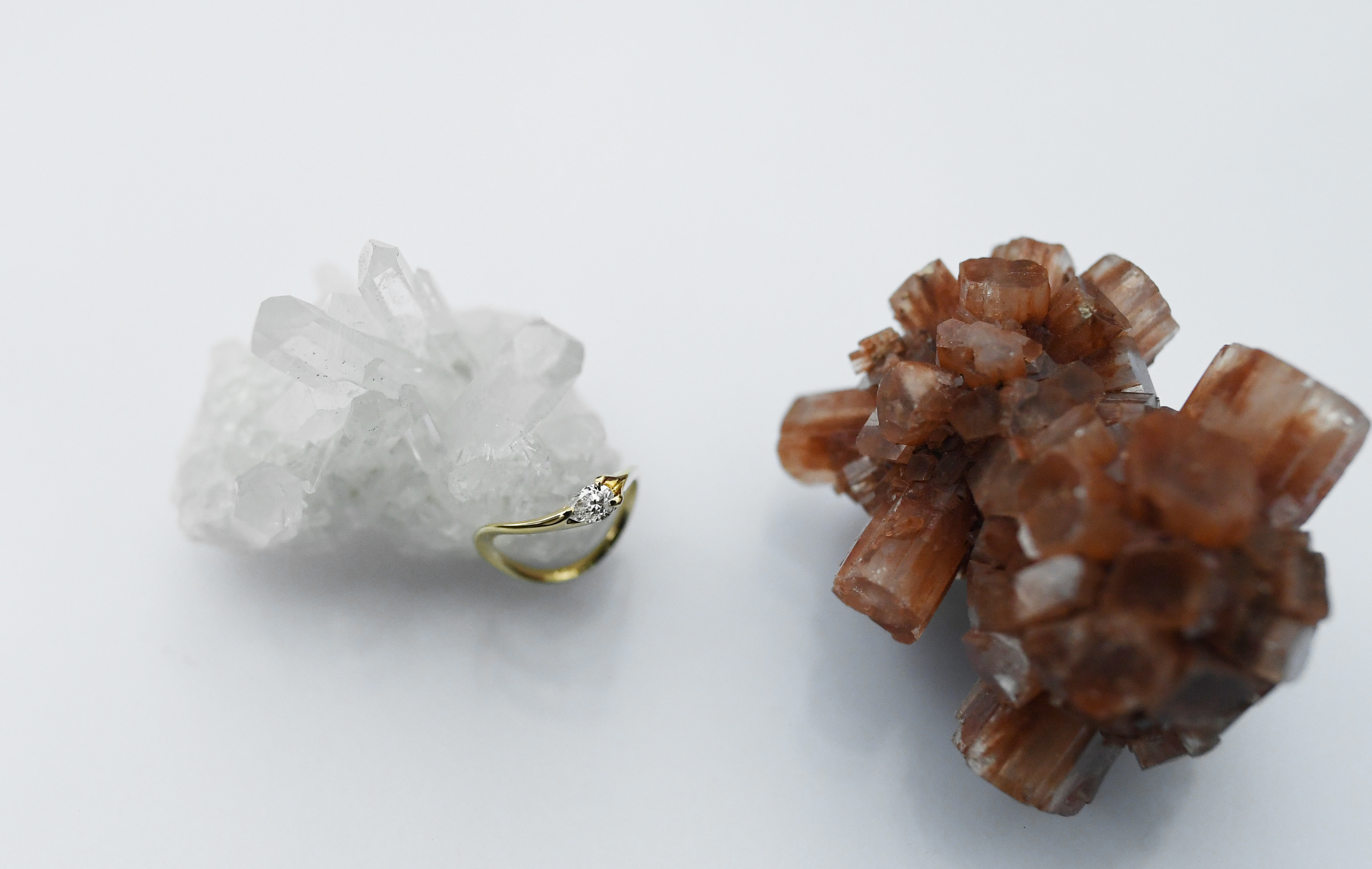 ペアシェイプカットのダイヤモンドを使用した婚約指輪オーダーメイドサンプルになります。